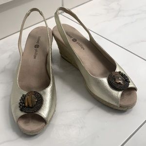 Gold espadrilles Sz 9, with snap on toe accent.